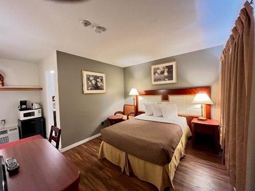 Holiday Motel image 6